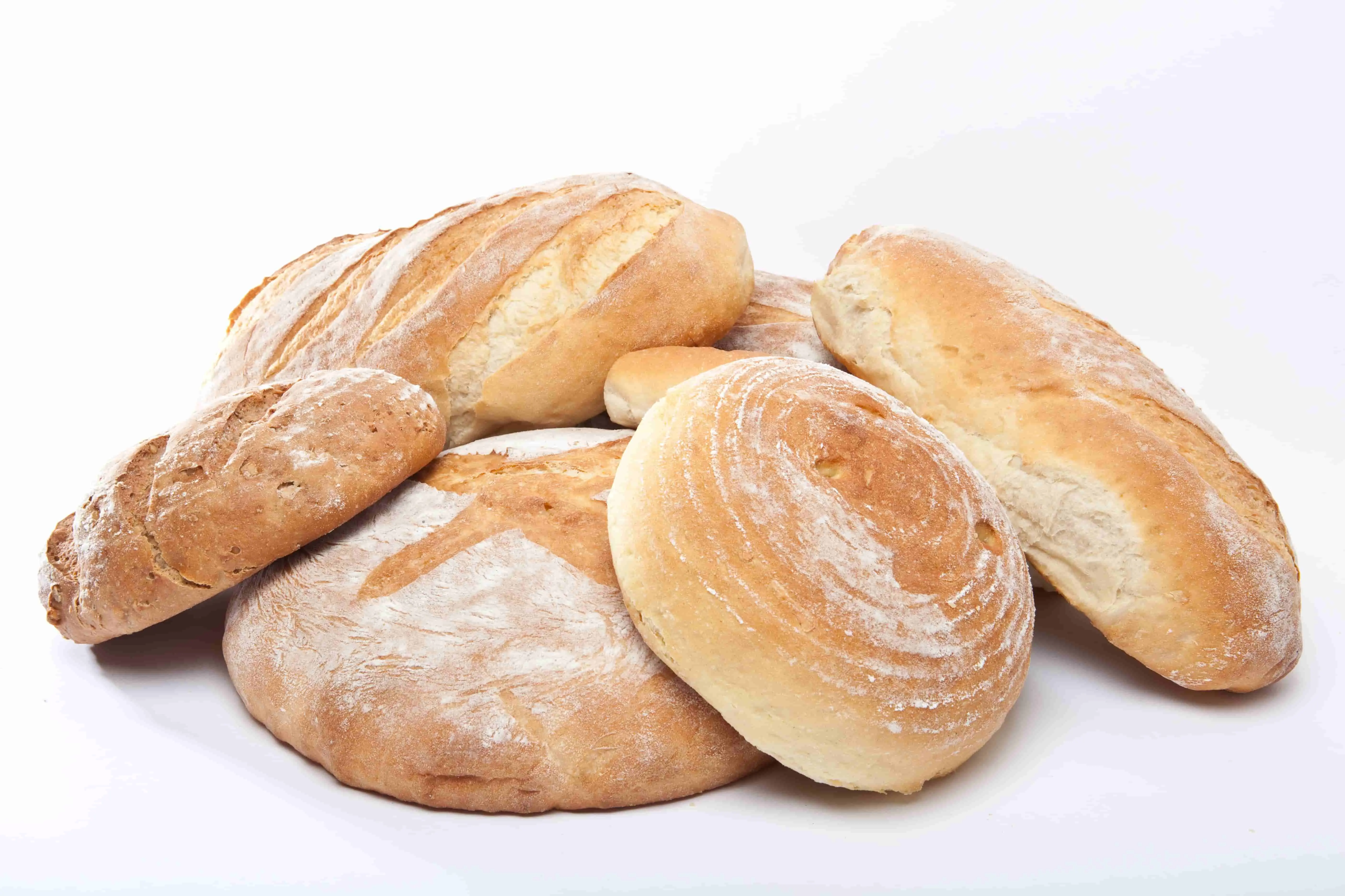 Sveže pečeni domači hlebci kruha Pekarne Kovač